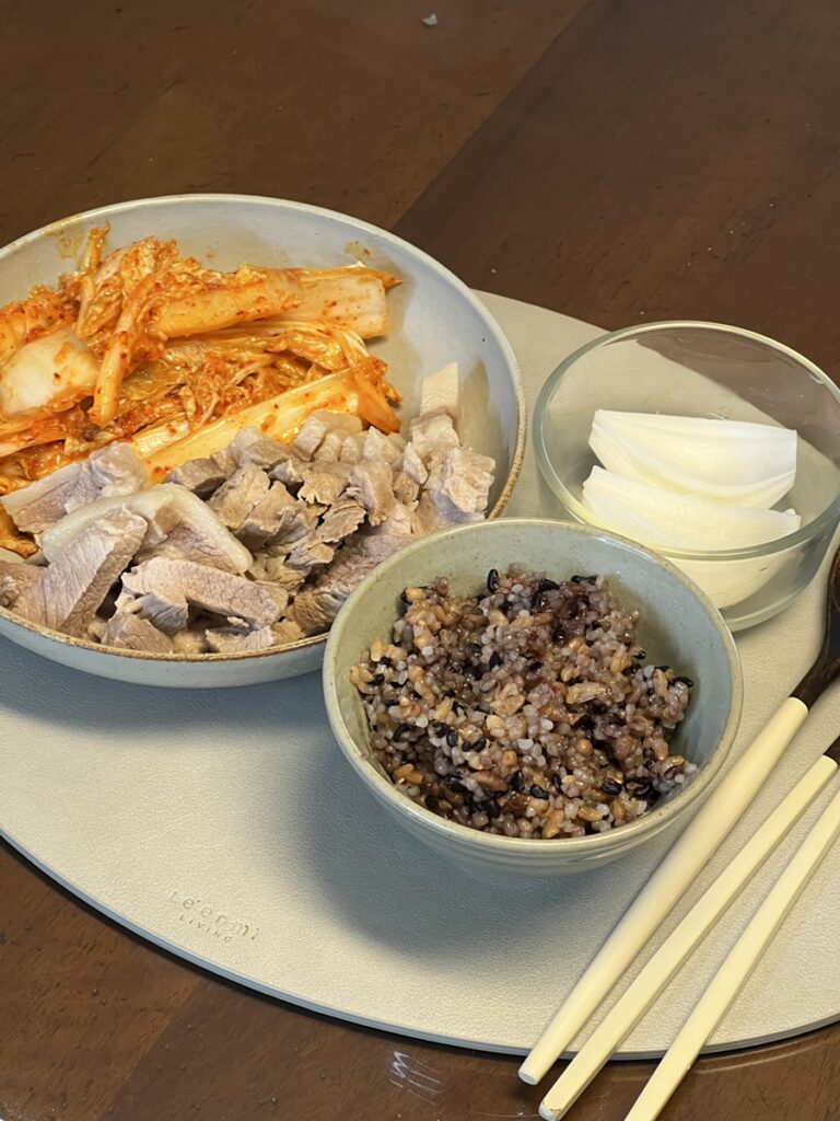 스위치온 다이어트 식단 수육과 흑미곤약밥